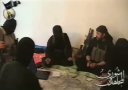 Précurseur de l'État islamique, le jihadiste jordanien Abu Mus'ab az-Zarqawi avait dès le début de l'insurrection anti-américaine en Irak fait le choix de recruter d'anciens officiers irakiens, qui devinrent par la suite les responsables militaires de son organisation.