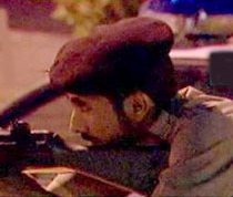 Un policier saoudien prêt à tirer lors de la fusillade du 18 juin 2004, au cours de laquelle quatre extrémistes - dont Abdulaziz Al-Moqrin - ont été tués.
