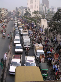 L'une des rues encombrées de Dhaka, capitale du Bangladesh (© Terrorisme.net).