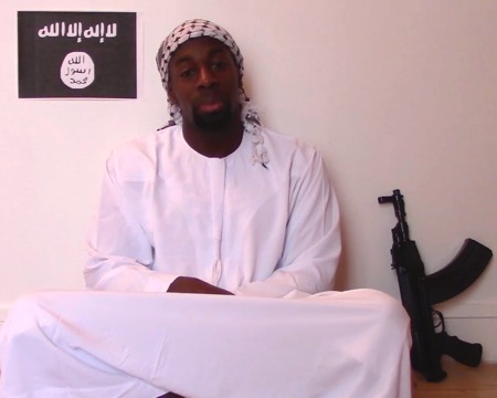 Amedy Coulibaly (alias Aboû Bassîr AbdAllah al-Ifriqi) dans la vidéo rendue publique le 11 janvier 2015.