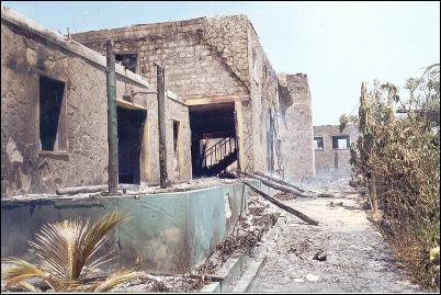 Les restes encore fumants de la zone de réception du Paradise Hotel après l'attentat du 28 novembre 2002. EXCLUSIVE PHOTO © BY FRANCIS L. WANGALIBO Reproduite avec permission de l'agence de presse