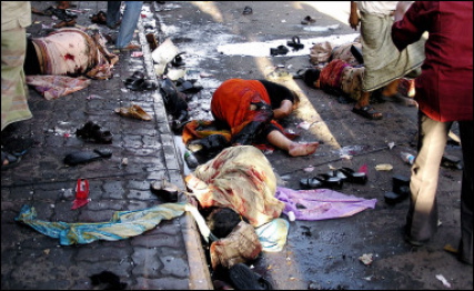 Prise immédiatement après l'attentat du 21 août 2004 à Dhaka, cette image résume à elle seule toute la sordide horreur d'un acte terroriste. (Source de l'illustration: Ligue Awami)