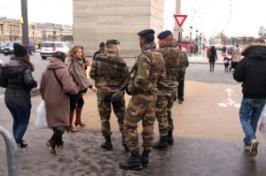 Décembre 2013: des soldats en patrouille à Paris (© 2014 Artistan - iStockPhoto).